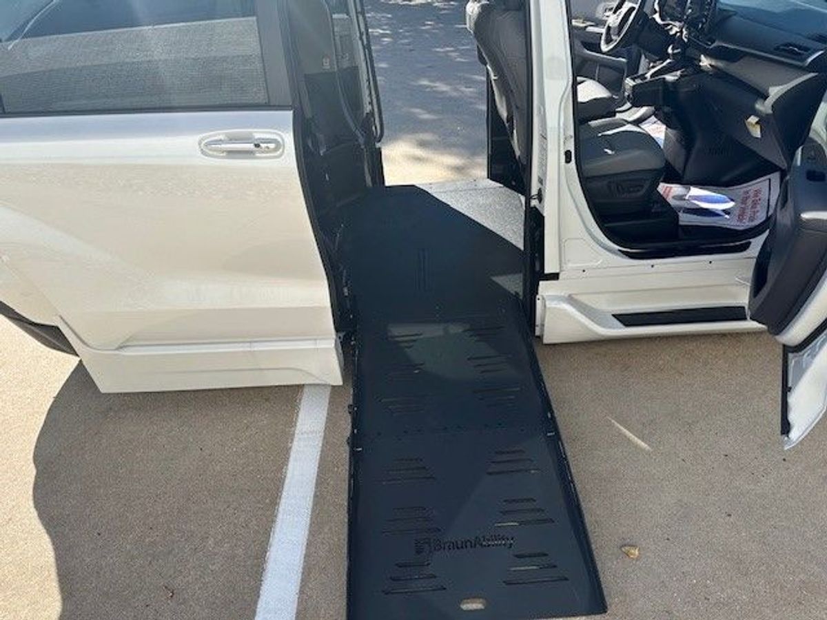 2023 Toyota Sienna XLE - Photo 8