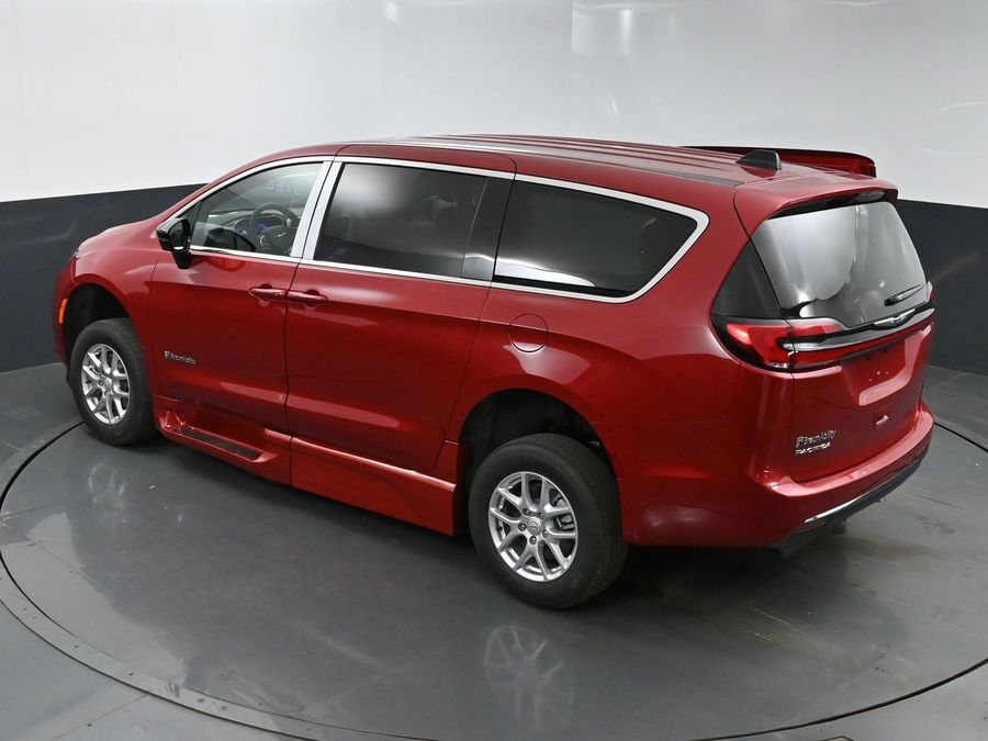 New 2025 Chrysler Pacifica Select - BraunAbility Side Entry Entry In Floor Automatic Ramp