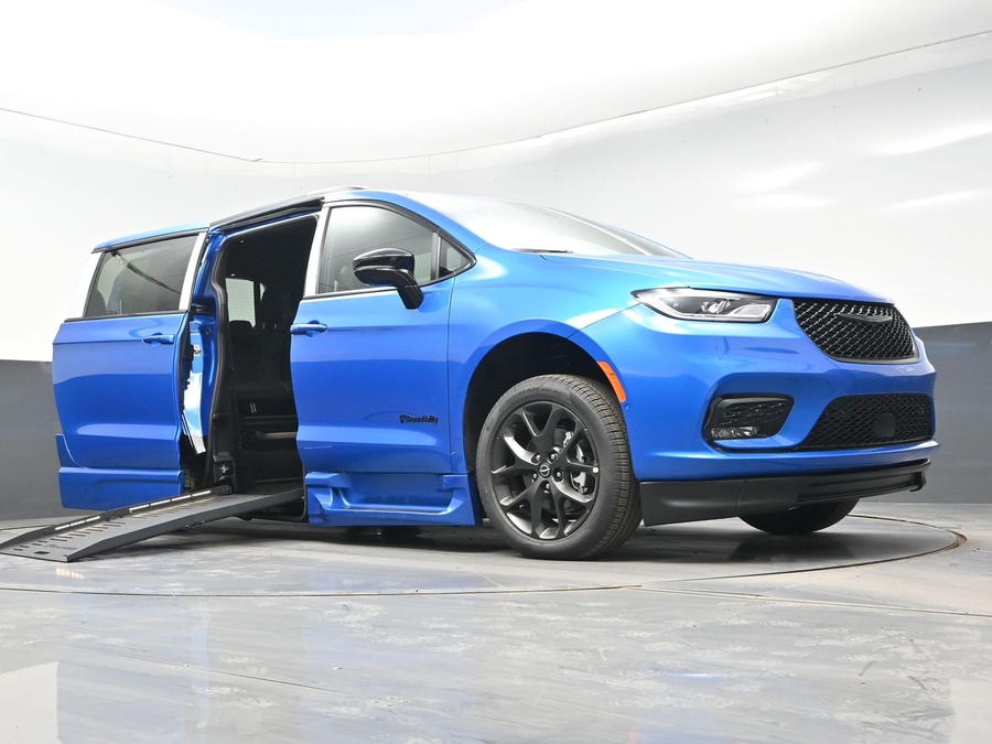 New 2026 Chrysler Pacifica Select Sport - BraunAbility Side Entry Entry Fold Out Automatic Ramp