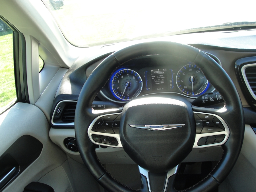 Grey Chrysler Pacifica image number 10