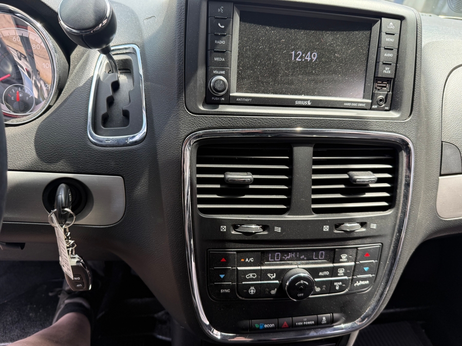 Grey Dodge Grand Caravan image number 12