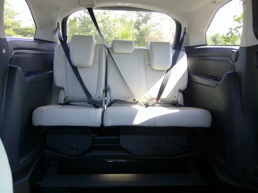 White Honda Odyssey image number 18