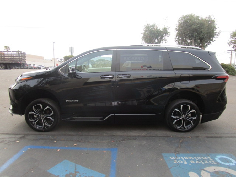 New 2025 Toyota Sienna Hybrid Platinum - BraunAbility Side Entry Entry In Floor Automatic Ramp
