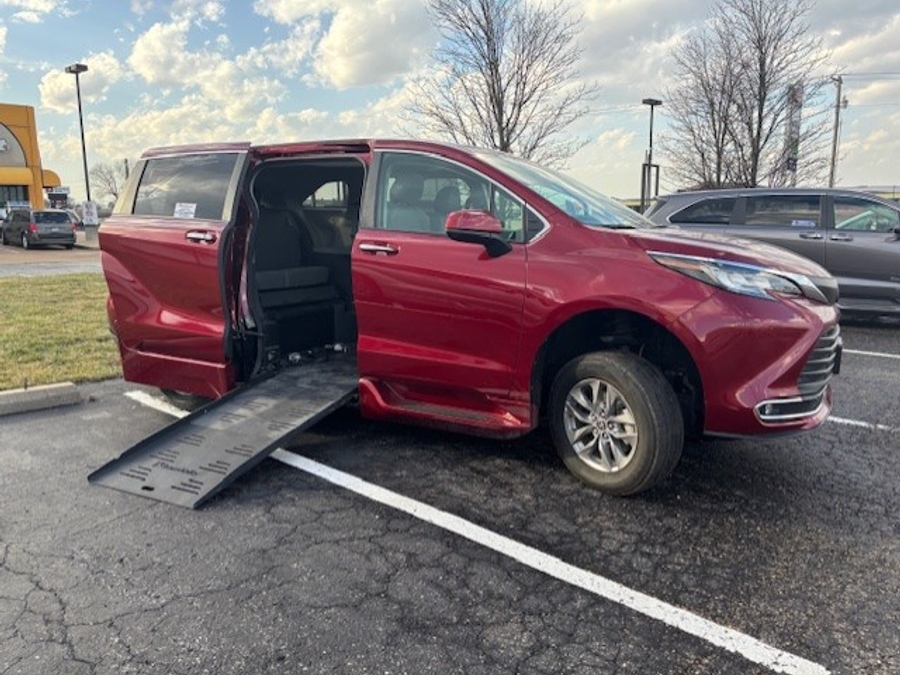 Used 2021 Toyota Sienna Hybrid XLE Base - BraunAbility Side Entry Entry Fold Out Automatic Ramp