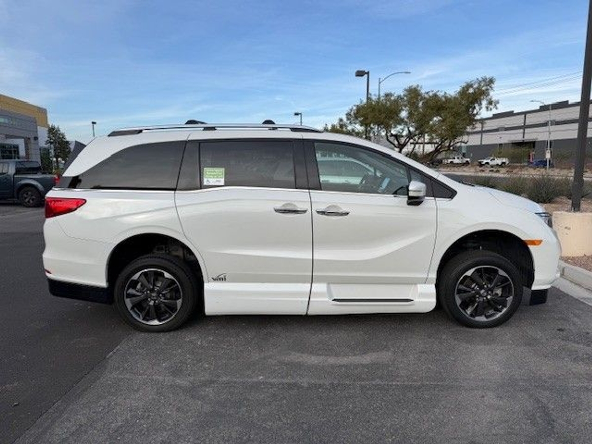 White Honda Odyssey image number 7