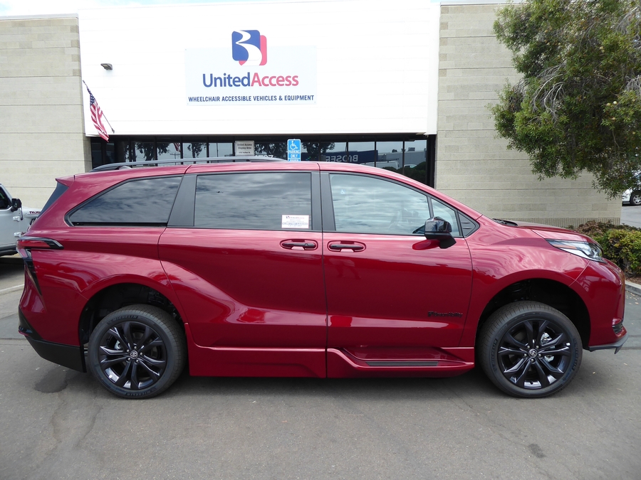 New 2026 Toyota Sienna Hybrid XSE Sport - BraunAbility Side Entry Fold Out Automatic Ramp