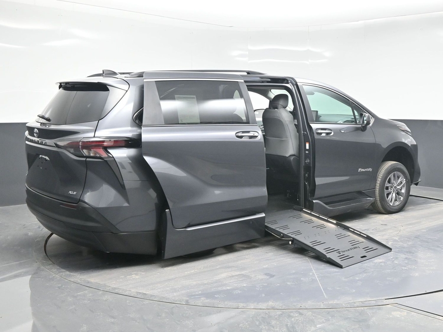 Grey Toyota Sienna image number 4