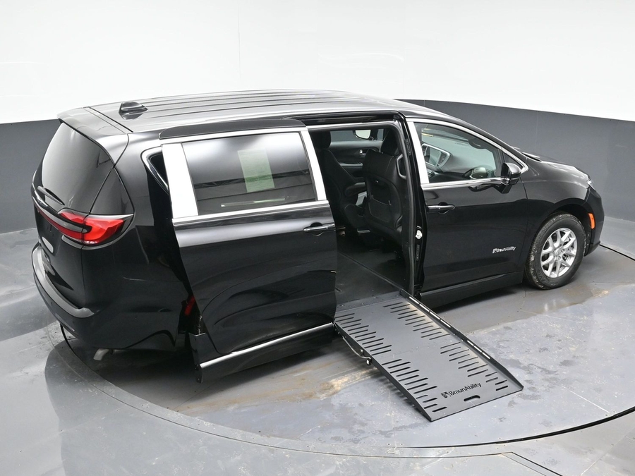 Black Chrysler Pacifica image number 25