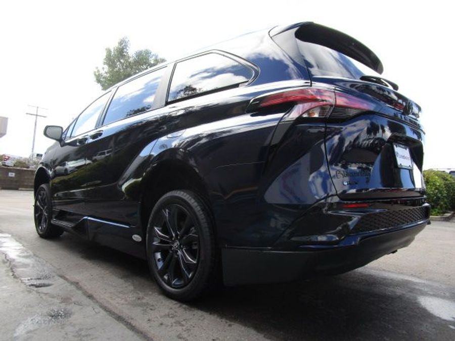 New 2025 Toyota Sienna Hybrid XSE Sport - BraunAbility Side Entry Entry Fold Out Automatic Ramp