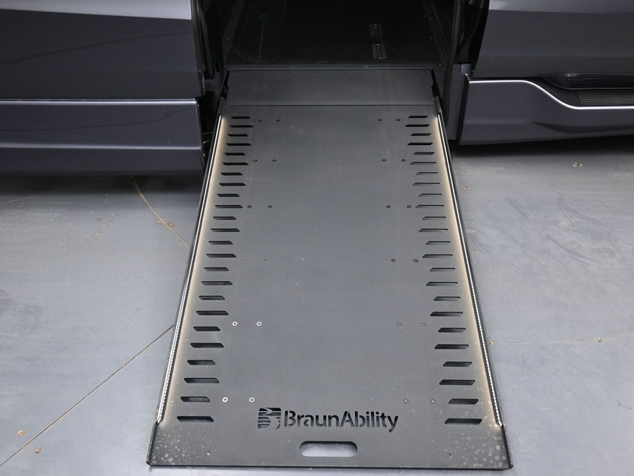 Grey Honda Odyssey image number 9