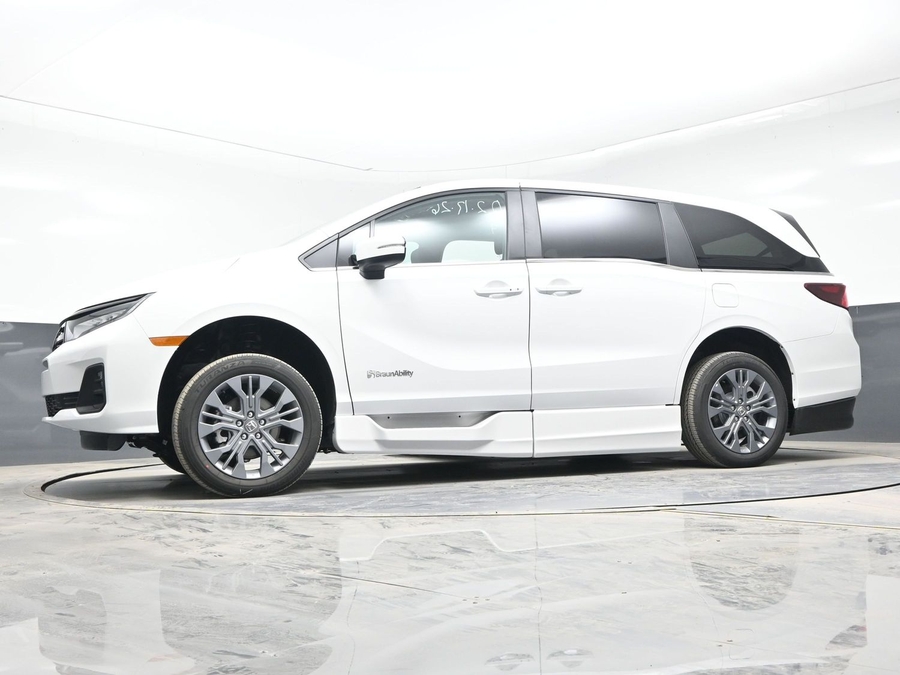 White Honda Odyssey image number 23