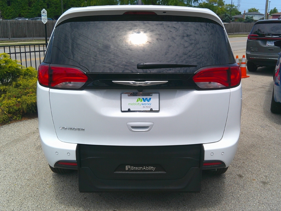 White Chrysler Voyager image number 5