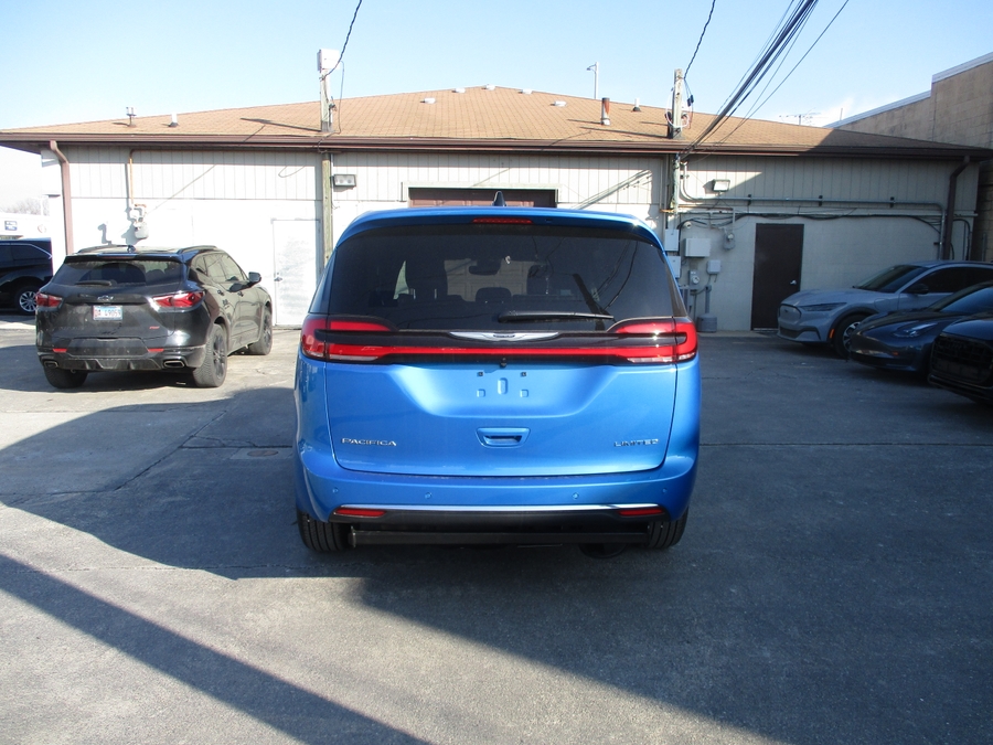 Blue Chrysler Pacifica image number 3