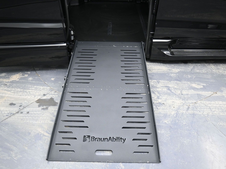 Black Chrysler Pacifica image number 10