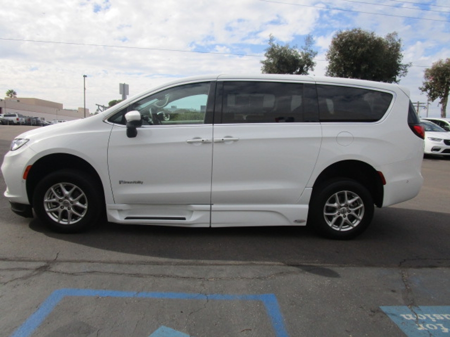 Used 2023 Chrysler Pacifica Touring L Safety - BraunAbility Side Entry Entry In Floor Automatic Ramp