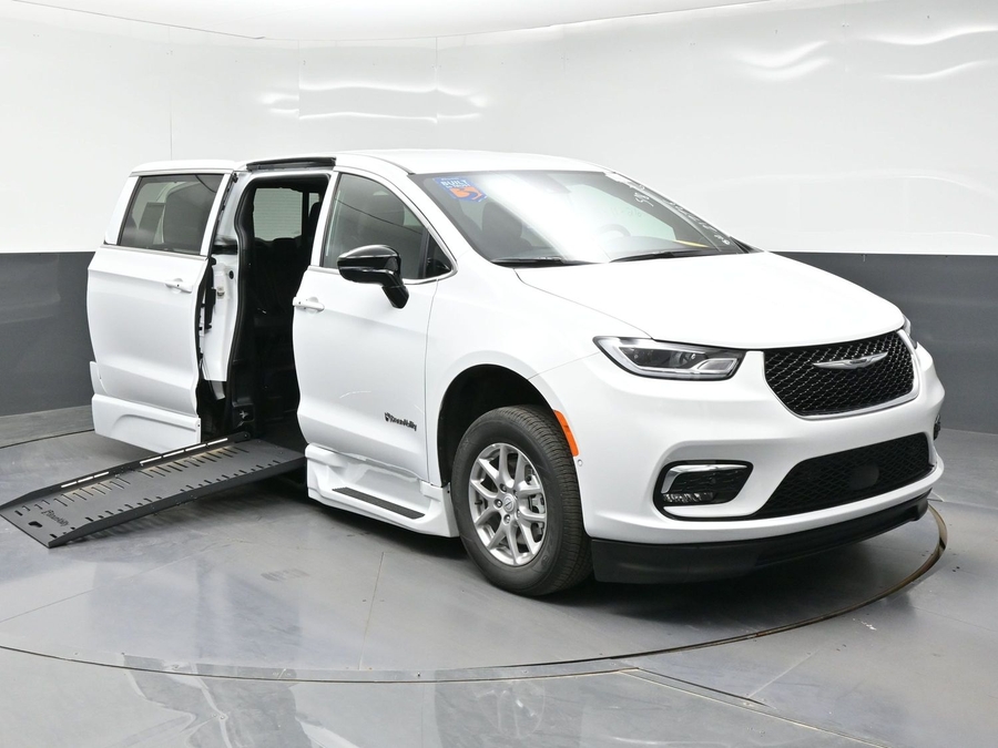 White Chrysler Pacifica image number 19