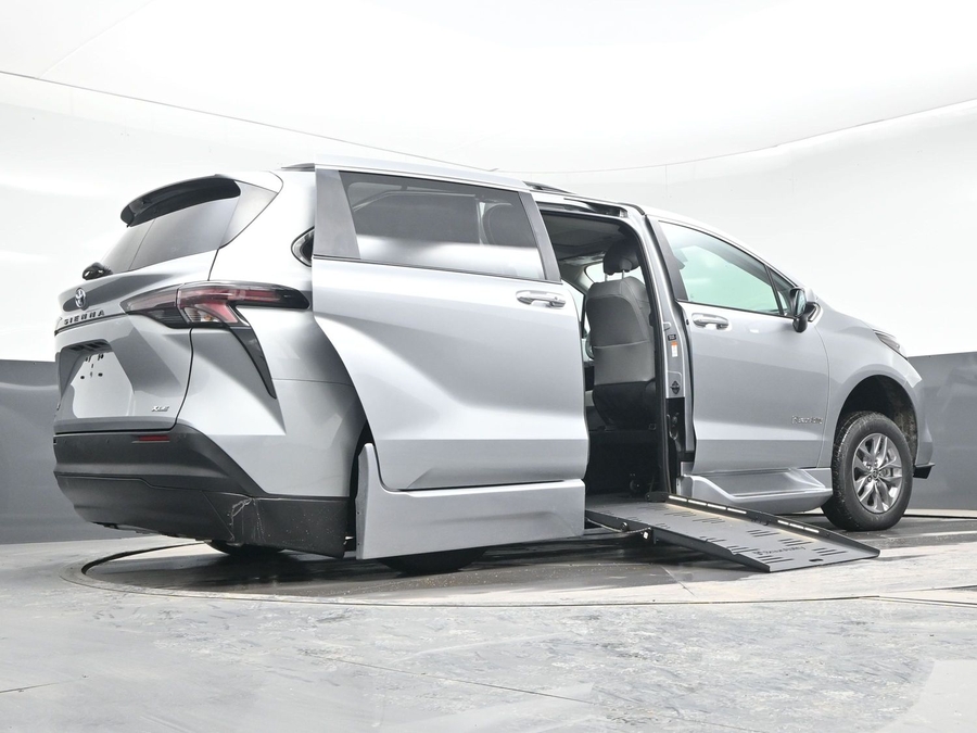 New 2025 Toyota Sienna Hybrid XLE Plus - BraunAbility Side Entry Entry Fold Out Automatic Ramp
