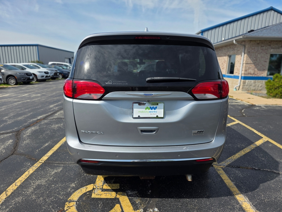 Silver Chrysler Pacifica image number 5