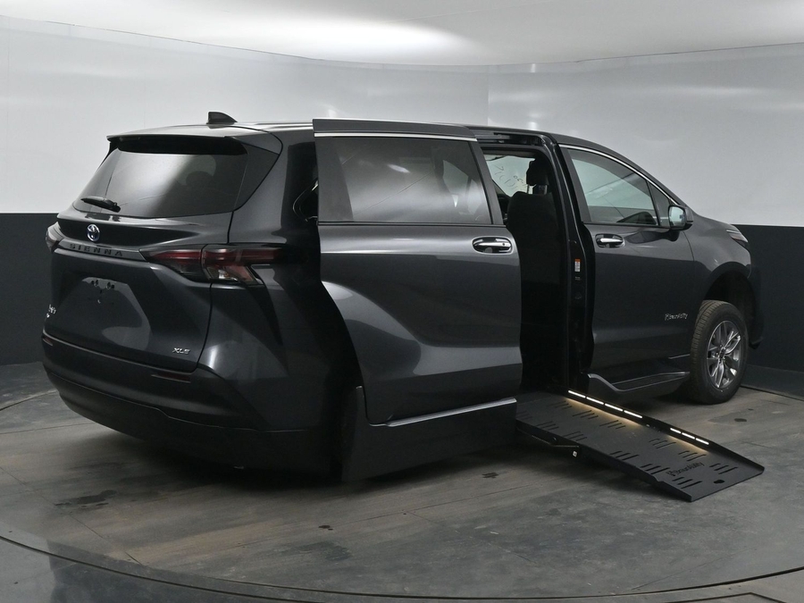 New 2025 Toyota Sienna Hybrid XLE Base - BraunAbility Side Entry Entry Fold Out Automatic Ramp
