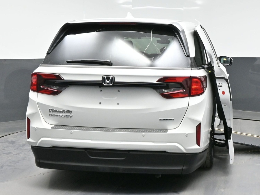 White Honda Odyssey image number 2