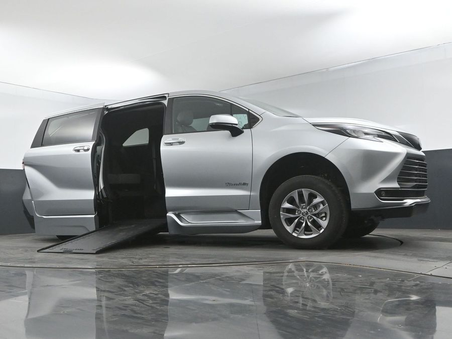 New 2025 Toyota Sienna Hybrid XLE Base - BraunAbility Side Entry Entry In Floor Automatic Ramp