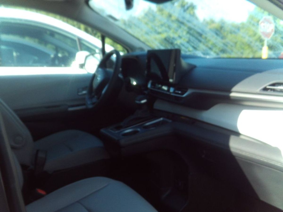 Grey Toyota Sienna image number 1