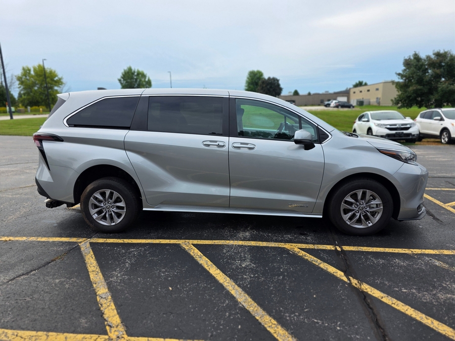 Celestial Silver Toyota Sienna image number 7
