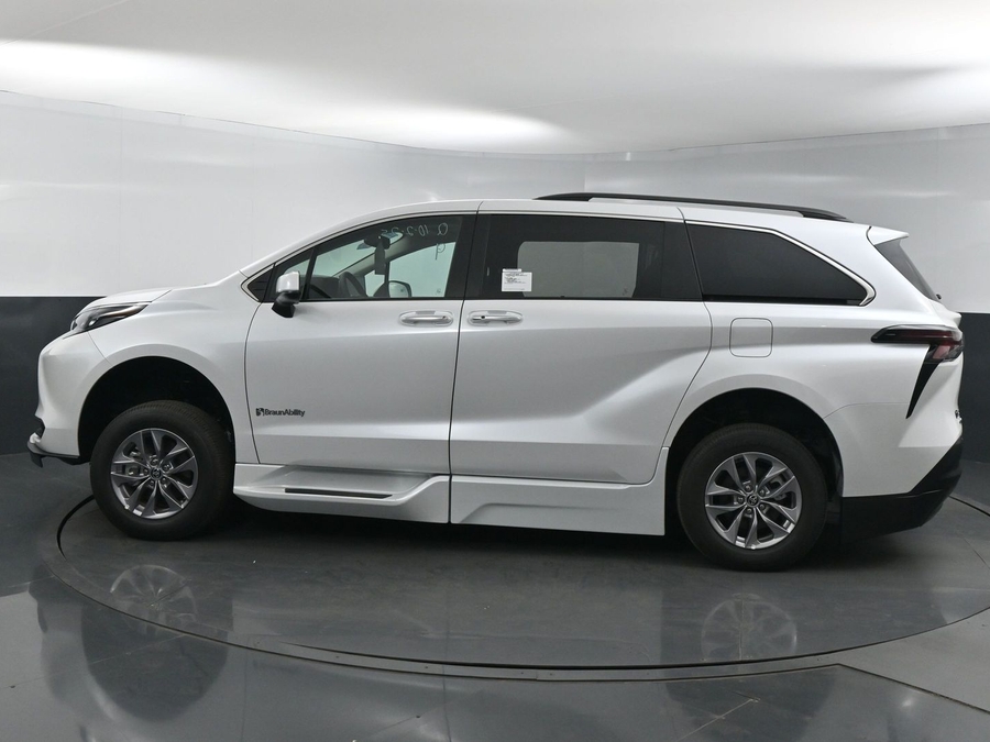 New 2025 Toyota Sienna Hybrid XLE Plus - BraunAbility Side Entry Entry Fold Out Automatic Ramp