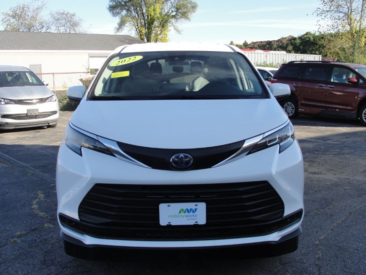 White Toyota Sienna image number 1