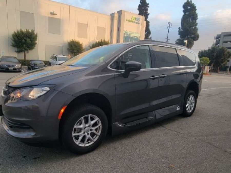 Grey Chrysler Voyager image number 9