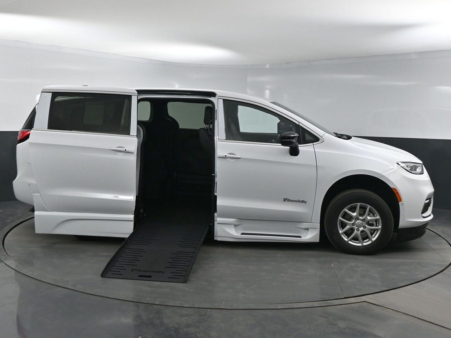 New 2025 Chrysler Pacifica Select Safety - BraunAbility Side Entry Entry Fold Out Automatic Ramp