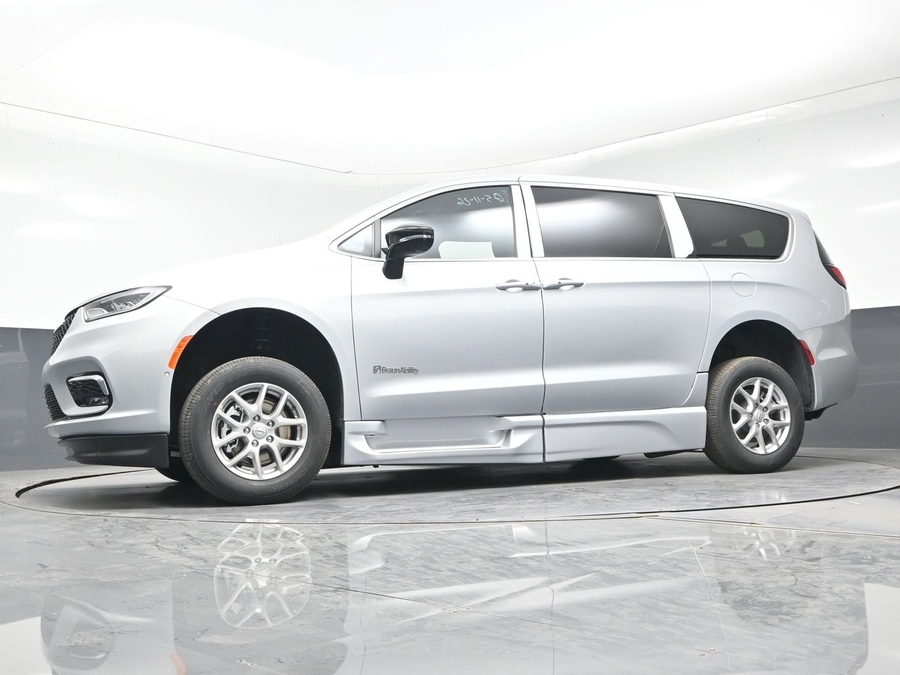 New 2026 Chrysler Pacifica Select Safety - BraunAbility Side Entry Entry Fold Out Automatic Ramp