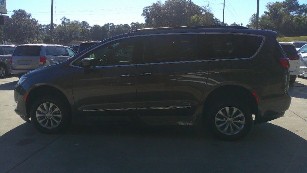 Grey Chrysler Pacifica image number 4