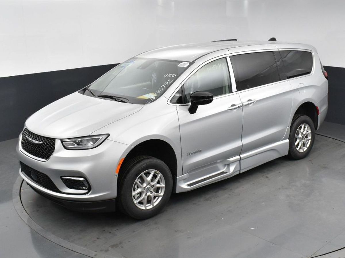 Silver Chrysler Pacifica image number 15