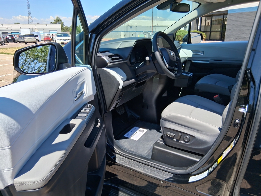 Black Toyota Sienna image number 19