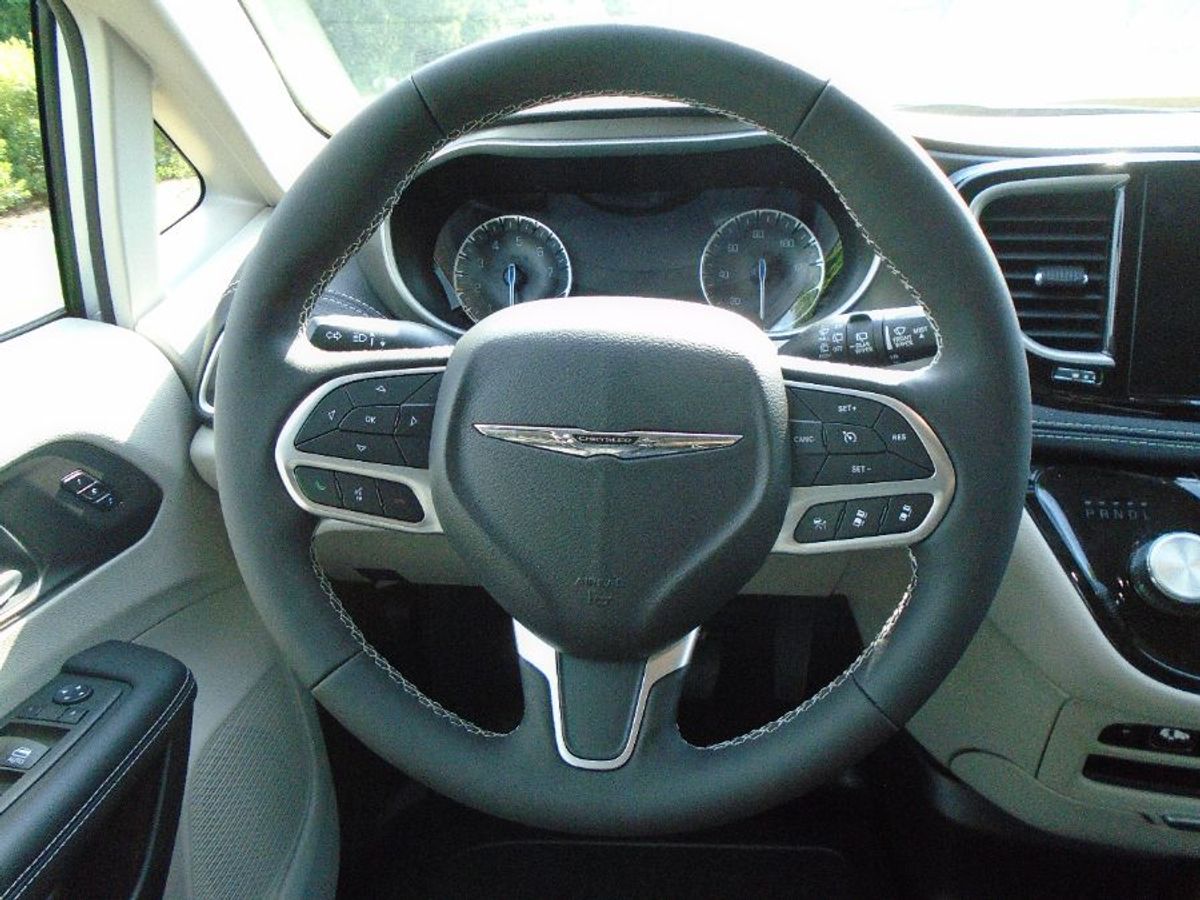 Silver Chrysler Pacifica image number 28