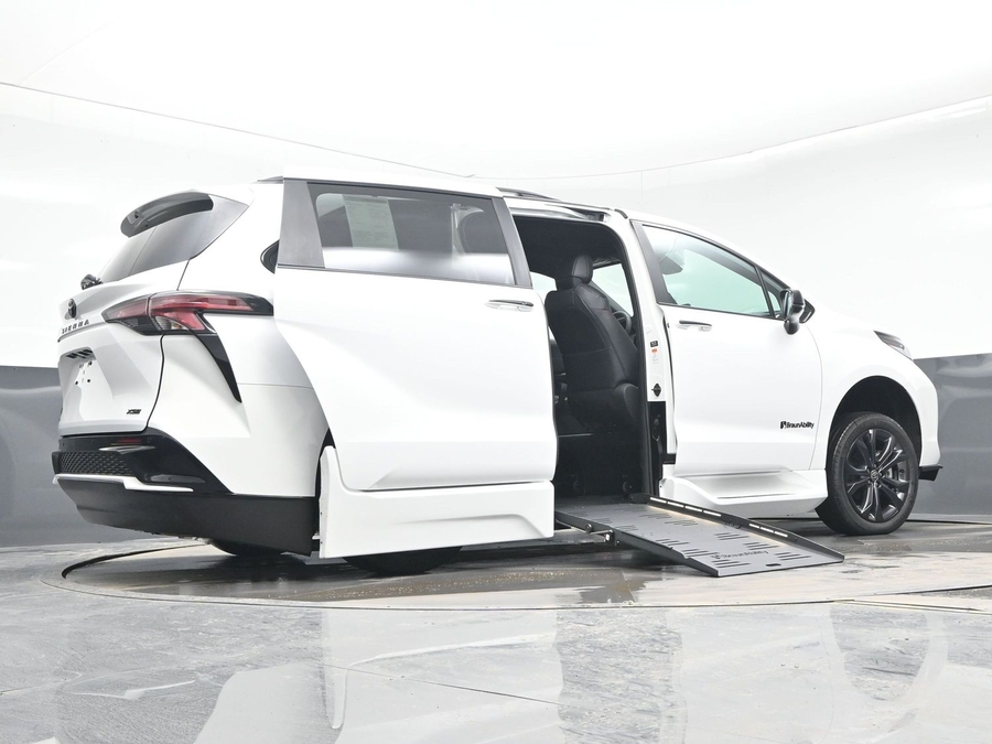 New 2025 Toyota Sienna Hybrid XSE Sport - BraunAbility Side Entry Entry Fold Out Automatic Ramp
