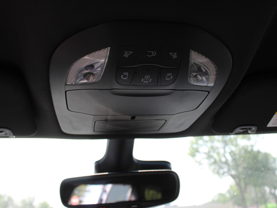White Chrysler Pacifica image number 18