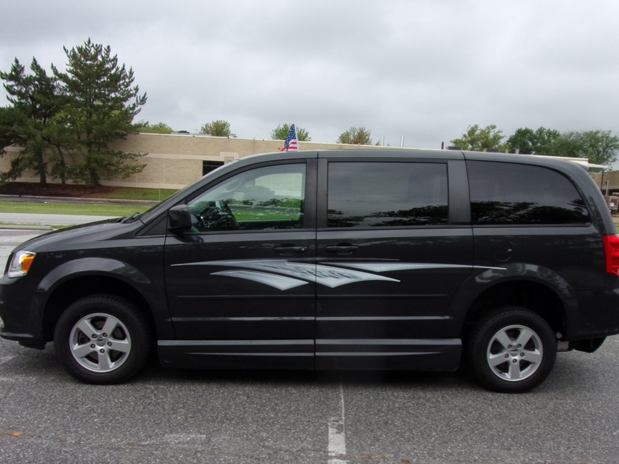 Grey Dodge Grand Caravan image number 3