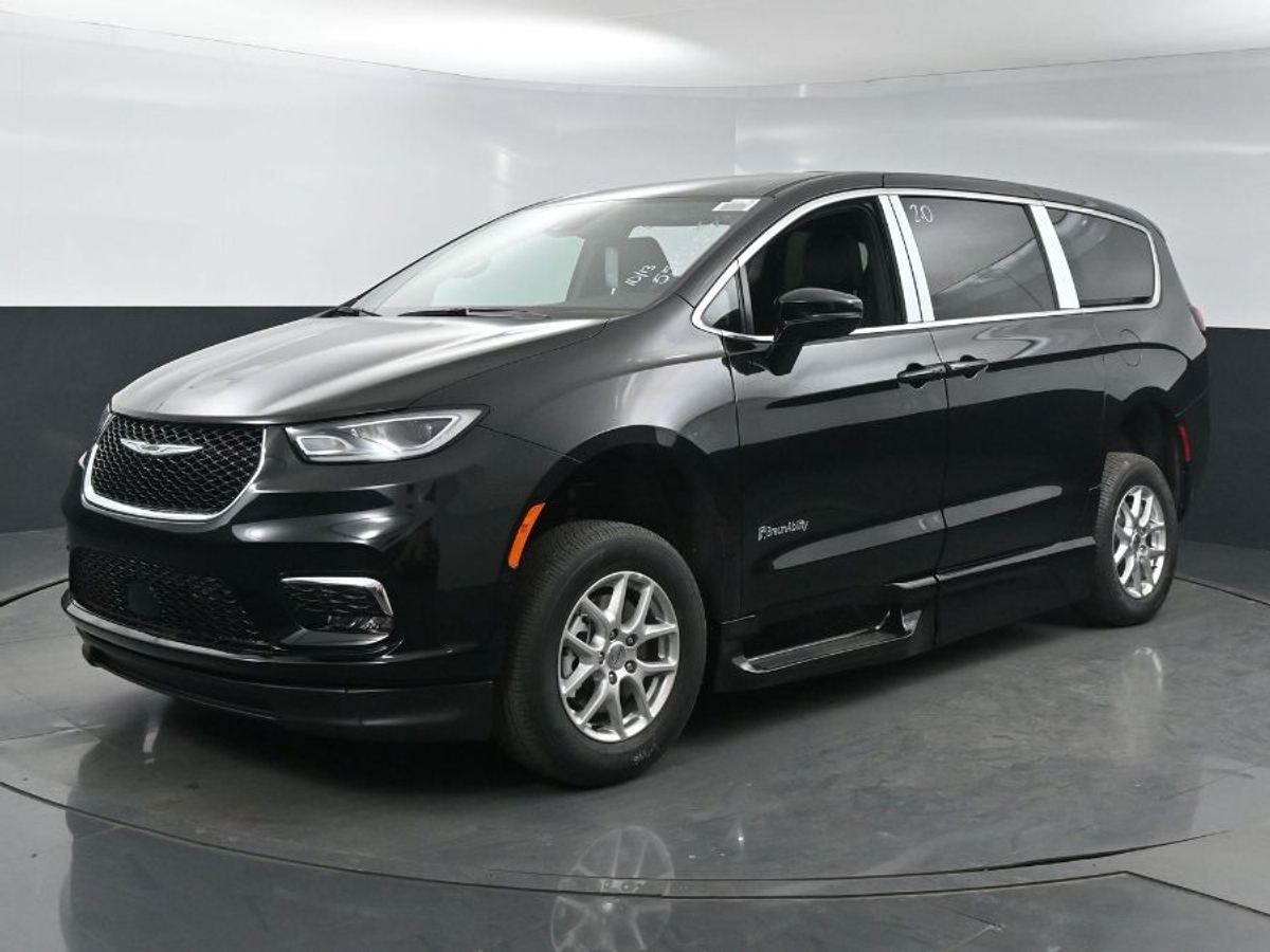 Black Chrysler Pacifica image number 2