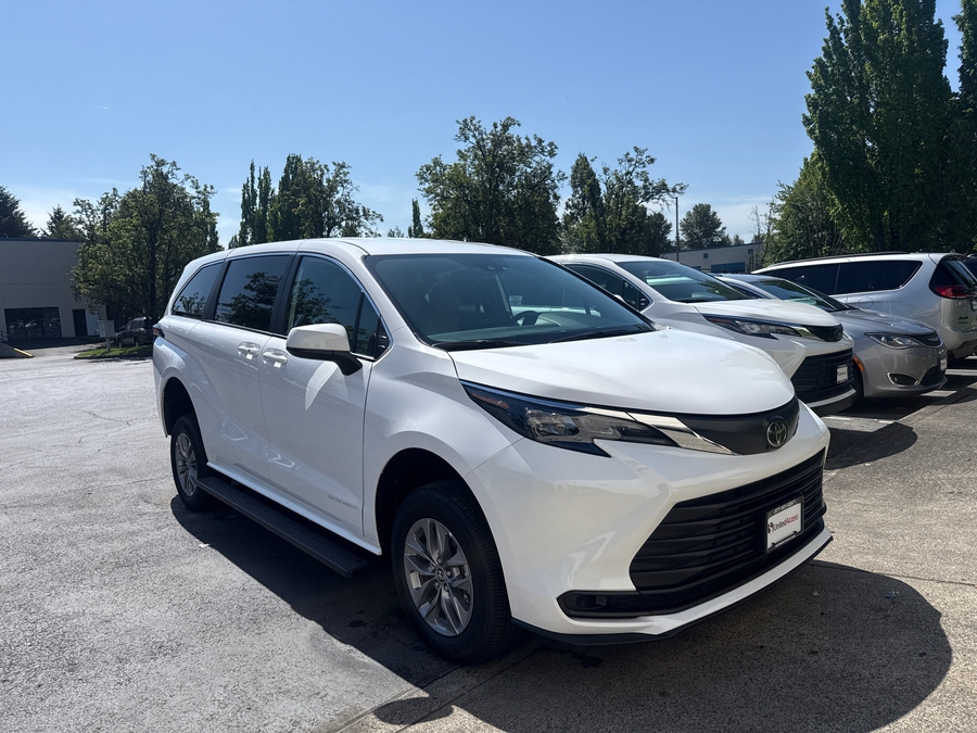 New 2026 Toyota Sienna Hybrid LE - Vantage Mobility Commercial Rear Entry Entry Fold Out Manual Ramp