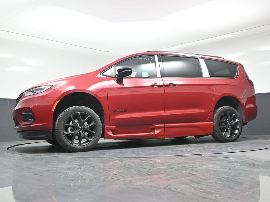 New 2026 Chrysler Pacifica Select Sport - BraunAbility Side Entry In Floor Automatic Ramp