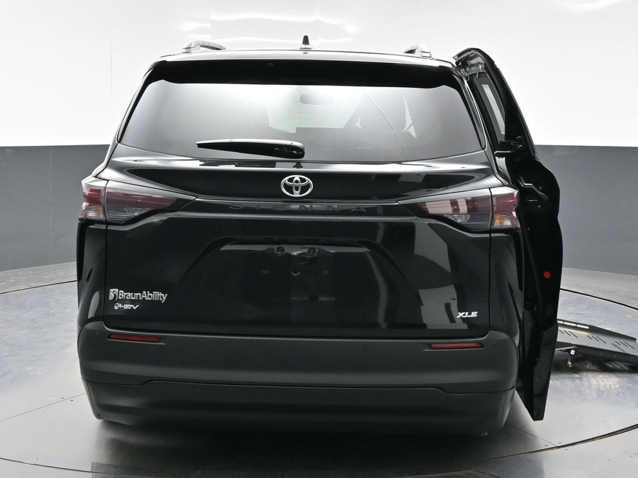 New 2026 Toyota Sienna Hybrid XLE Base - BraunAbility Side Entry Entry Fold Out Automatic Ramp