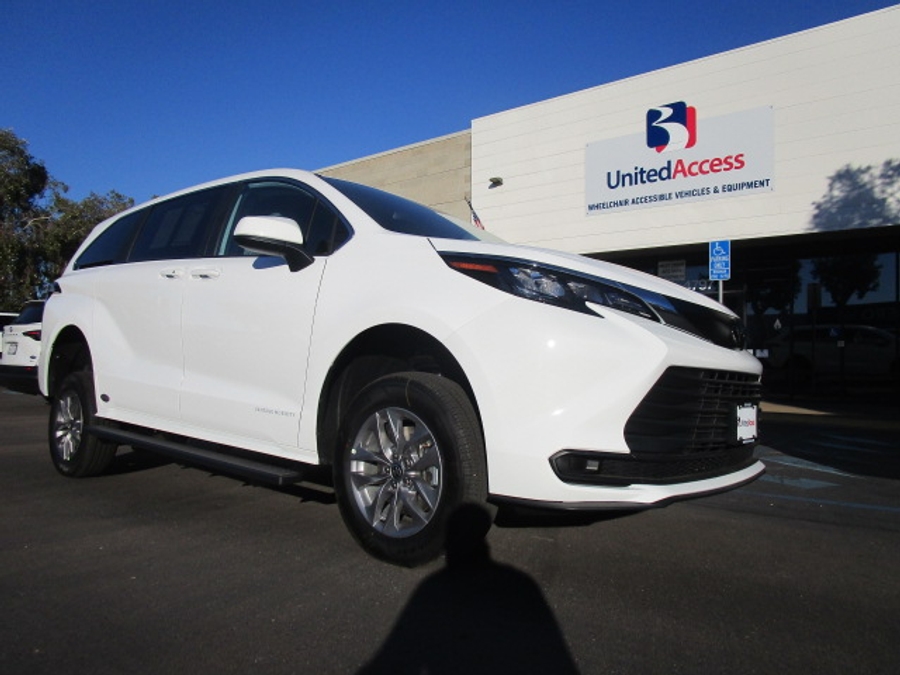 New 2026 Toyota Sienna Hybrid LE - Vantage Mobility Commercial Rear Entry Entry Fold Out Manual Ramp