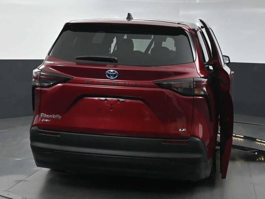 New 2025 Toyota Sienna Hybrid LE - BraunAbility Side Entry Entry Fold Out Automatic Ramp