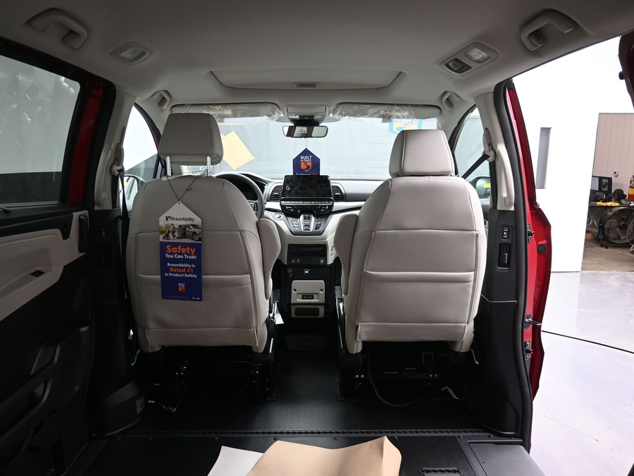 Red Honda Odyssey image number 20