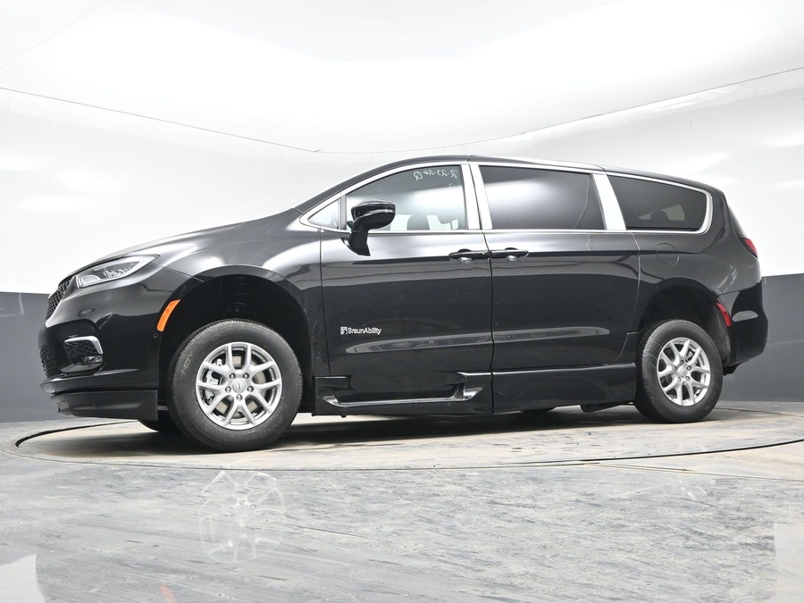 Black Chrysler Pacifica image number 19
