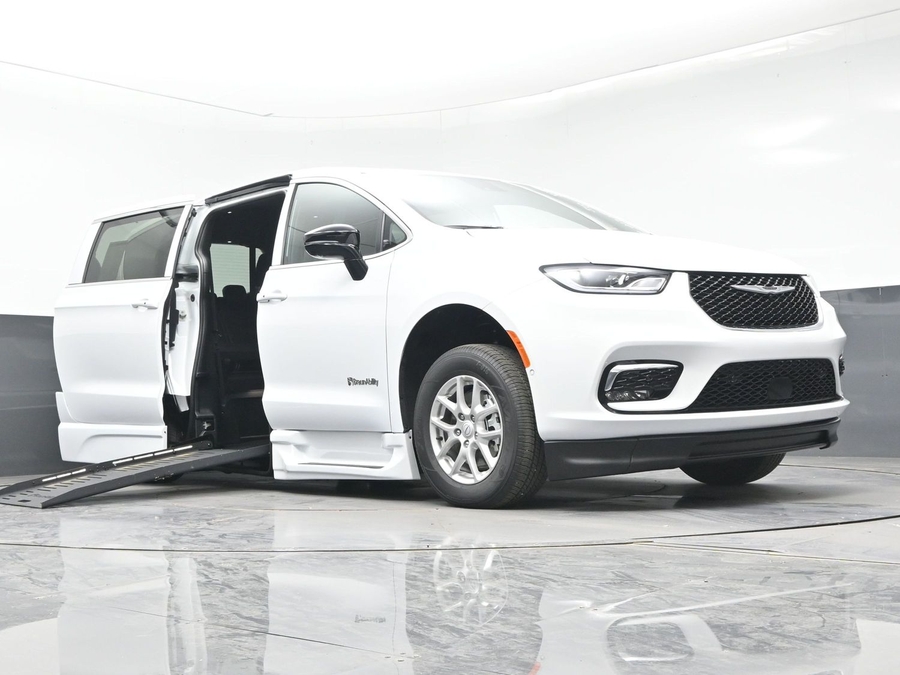 White Chrysler Pacifica image number 15