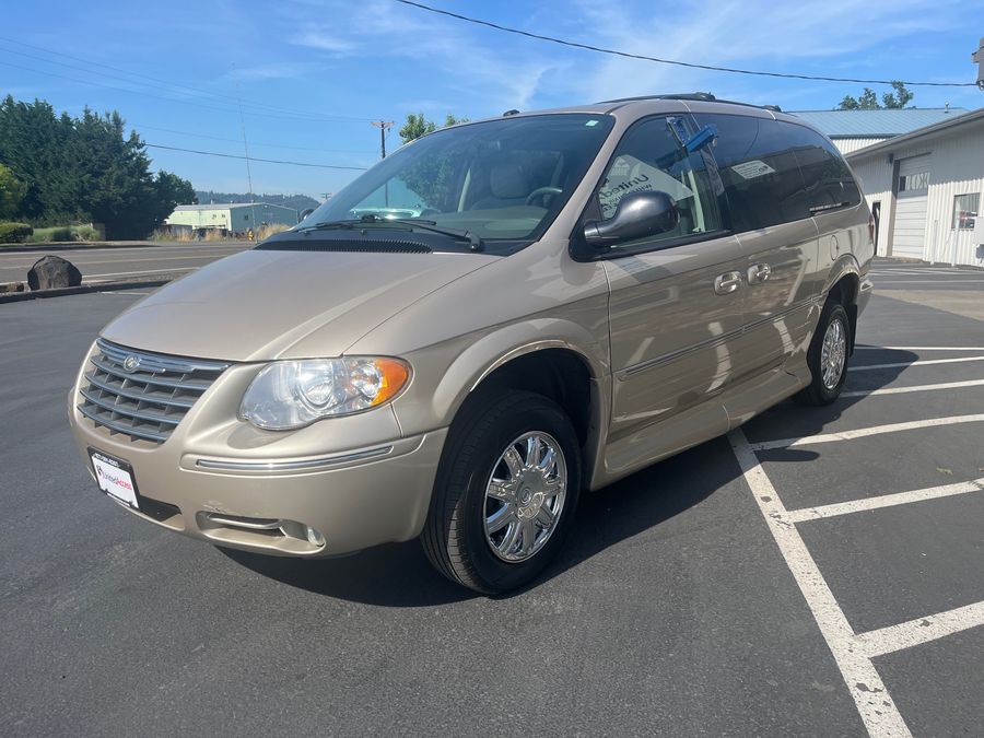 Used 2007 Chrysler Town and Country Limited - VMI Side Entry Entry In Floor Automatic Ramp