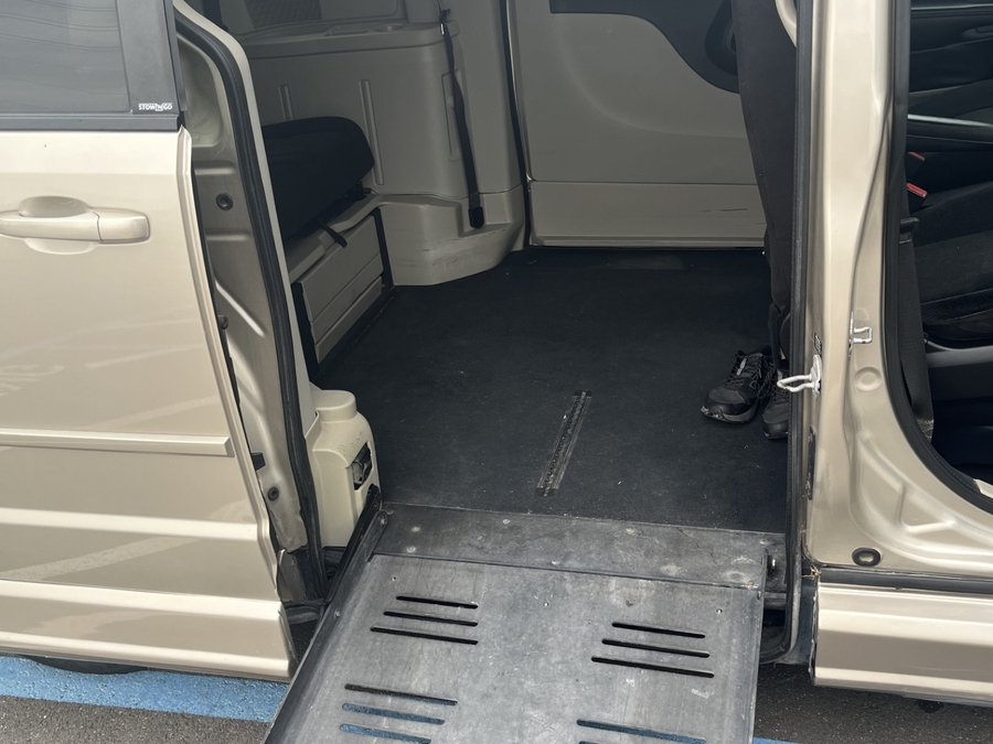 Used 2014 Dodge Grand Caravan SXT - BraunAbility Side Entry Entry Fold Out Automatic Ramp